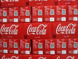 Coca Cola e altre bevande analcoliche, tutte le varietà e dimensioni