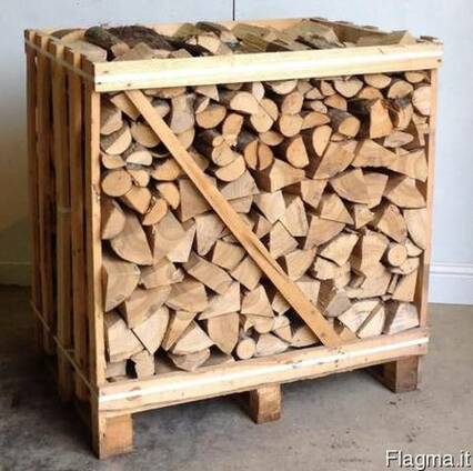 Split firewood technologically desiccated in boxes.