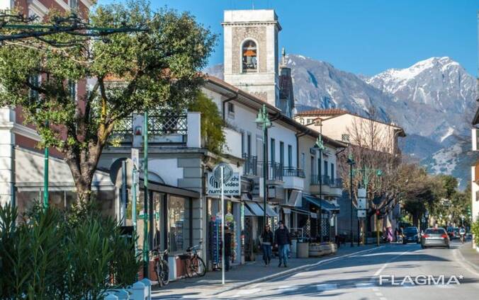 Vendita fondo commerciale. Centro Forte dei Marmi, Toscana, Italia
